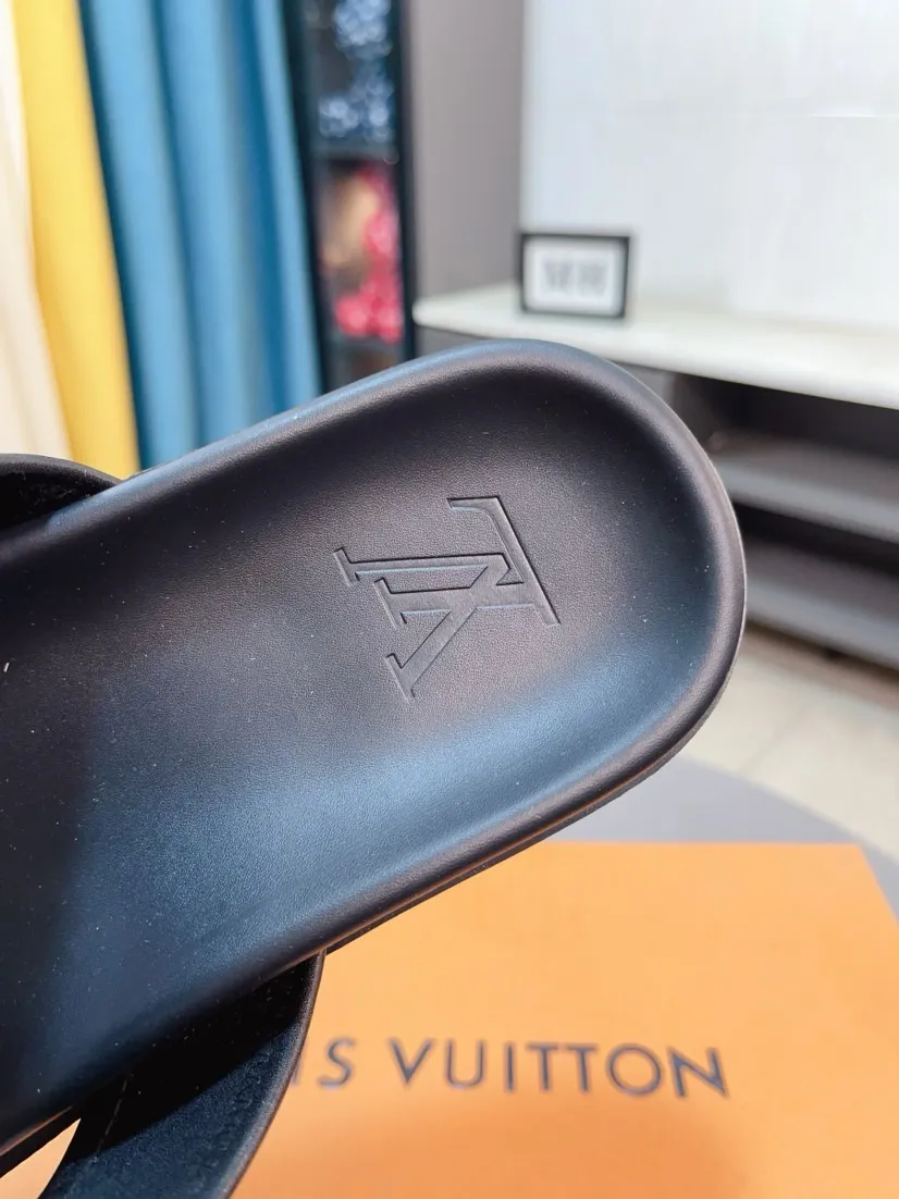 Ex-factory price 320🌹🌹 (lv-Louis Vuitton) new men's sandals, high-end boutique, exquisite embossed logo decoration on the upper, fine workmanship, super soft soles, casual, loose and comfortable, a must-have in summer! \nsize：38-44
